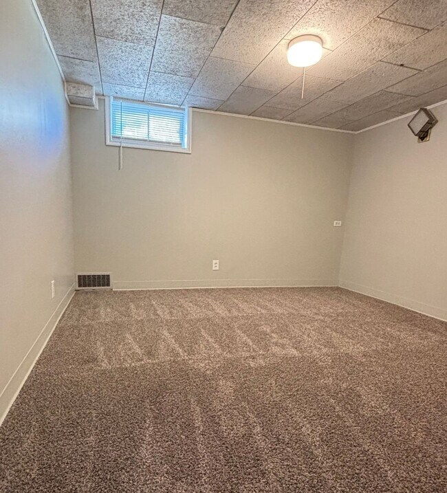 Building Photo - August Rent Free! 5 Bed 2 Bath Single Fami...