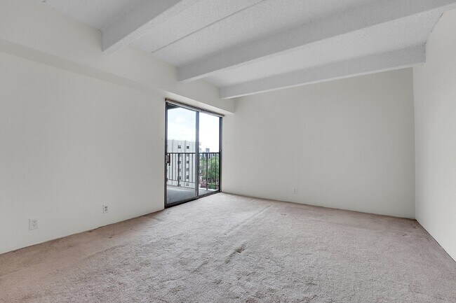 Building Photo - $1,395.00, stunning 1 bed, 1 bath condo in...