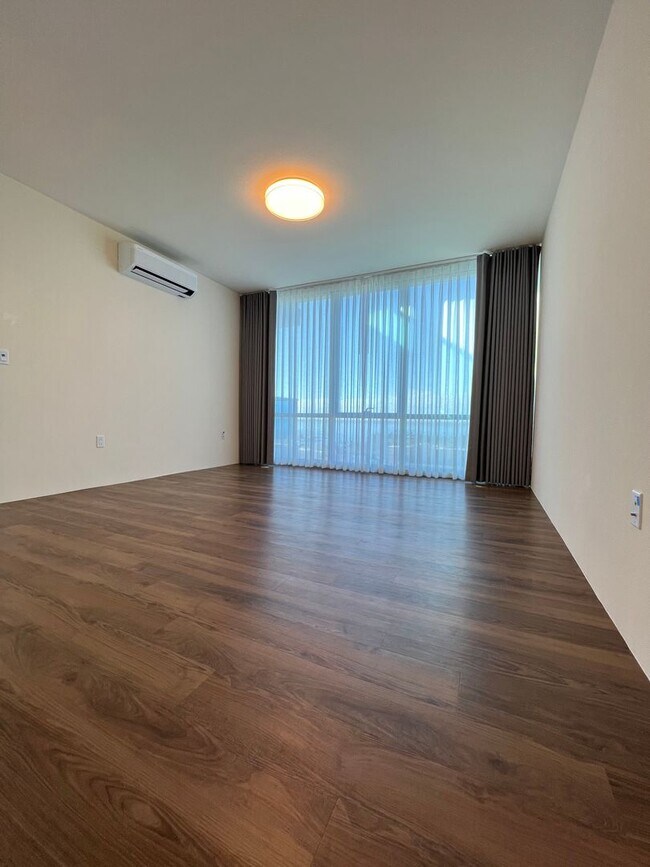 Building Photo - ** 2 BEDROOM 2 BATH** 2 covered PARKING, O...