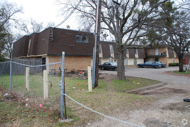 Building Photo - 3810 Cedar Lake Dr