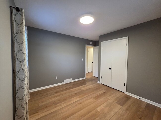 Building Photo - Beautiful 4 bedroom in Forest Hills