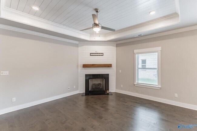 Building Photo - 14741 Greenleaf Dr