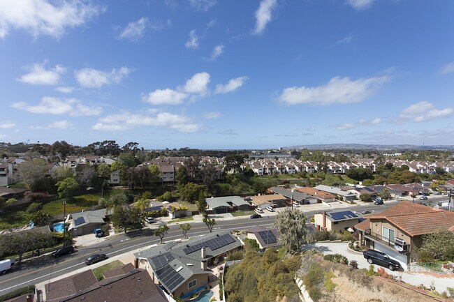 Building Photo - Gorgeous 2 Bed/2 Bath in Point Loma - Views, W/D in Unit, Pets OK
