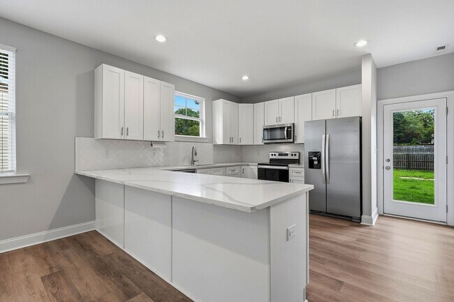 Building Photo - 573 Circle Dr