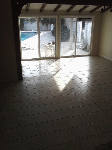 Extra large den, wall of glass - 4734 Allott Ave