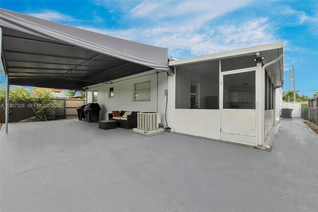 Building Photo - 6470 SW 27th St