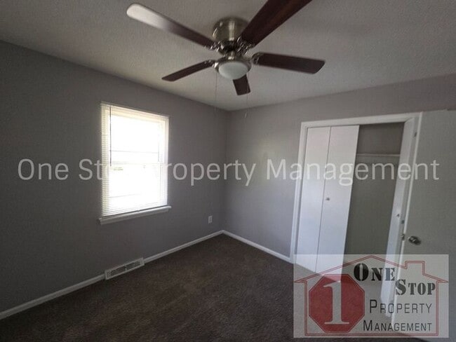 Building Photo - The Perfect 3 bedroom/2 bathroom home in Grandview, MO!