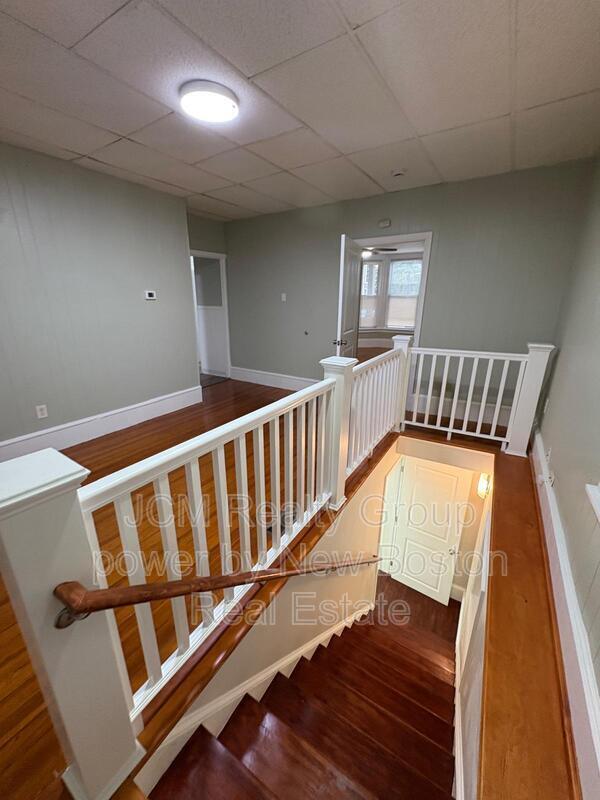 Building Photo - 144 Bloomingdale St