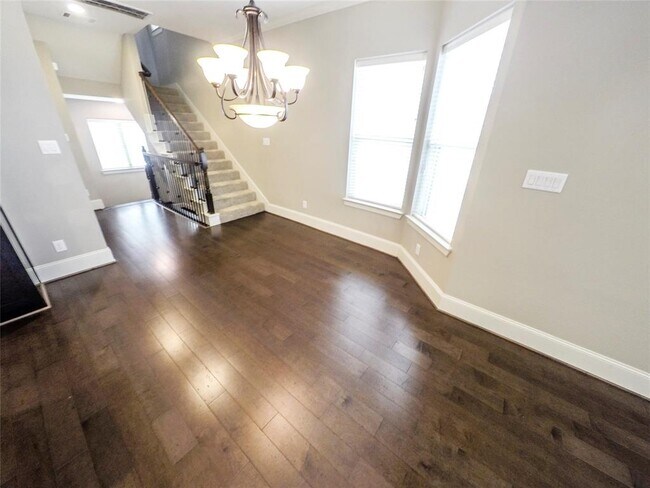 Building Photo - 736 Nicholson St