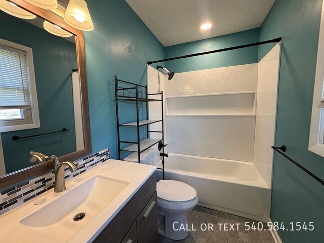 Building Photo - 3615 Ellen Dr