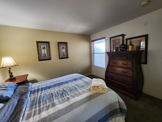 Building Photo - Gated 2 Bedroom Condo - Furnished