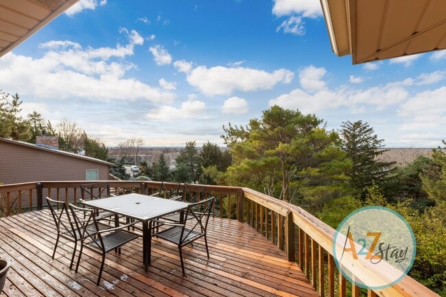Building Photo - Executive Rental in North End Foothills