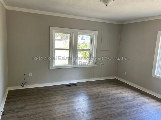 Building Photo - 302 Irving Ave