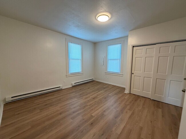 Building Photo - 1736 Main St