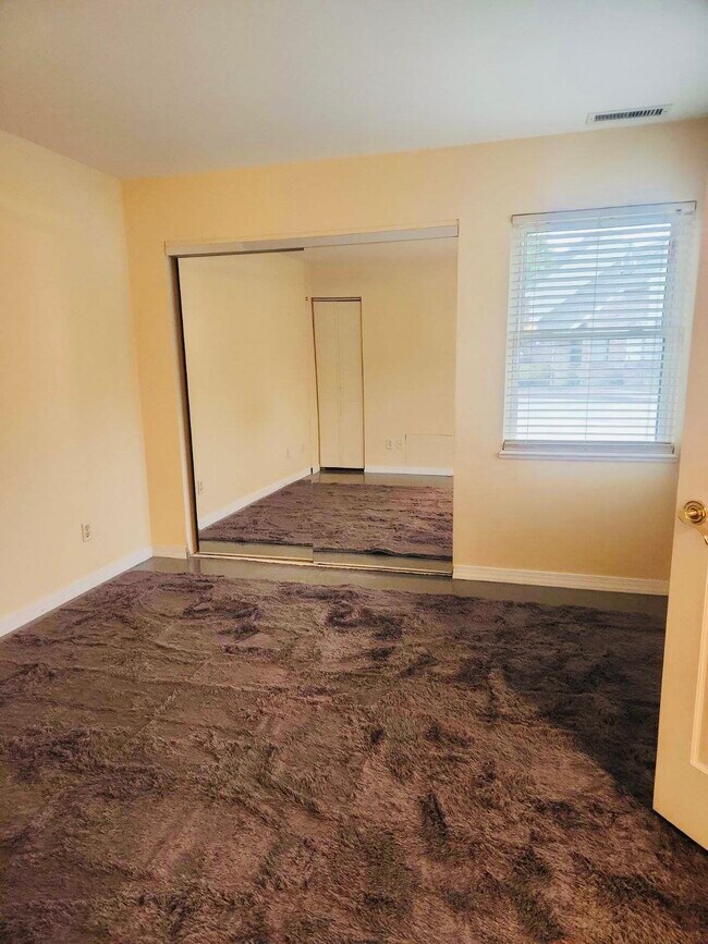 Building Photo - 1106 Loft Cove