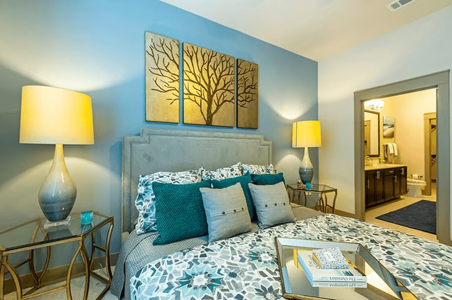 Building Photo - Live in Style – Up to 6 Weeks FREE in Down...