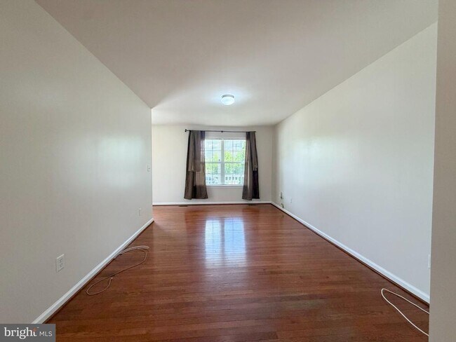Building Photo - 10 S Meadow Ct