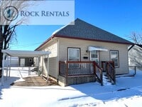 Building Photo - 3 Bed 1 Bath with Car Port