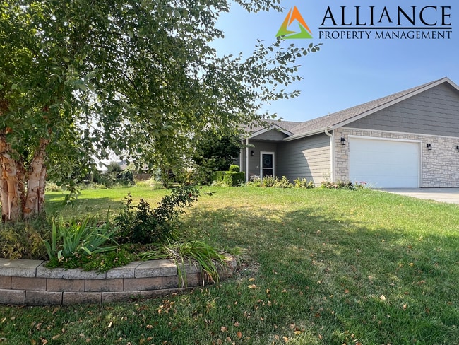 Building Photo - Beautiful Home on the East Side!