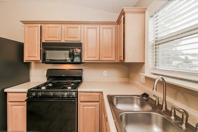 Building Photo - 1032 Springcreek Dr