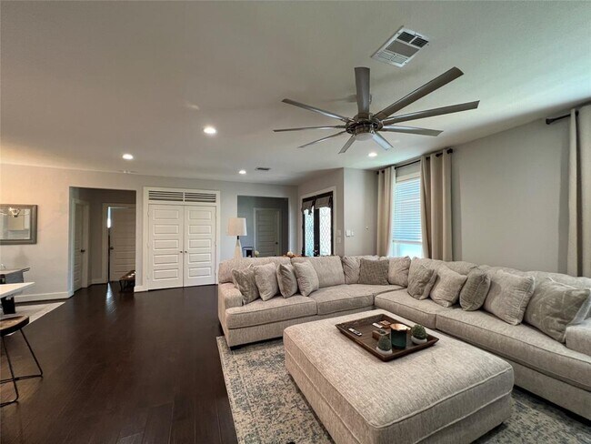 Building Photo - 8618 Valley Song Dr