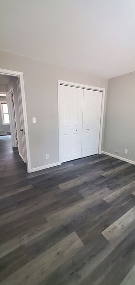 Building Photo - 325 W 9th St