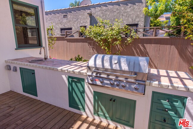 Building Photo - 1039 Hi Point St