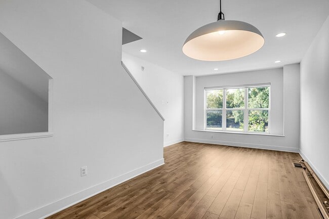 Building Photo - Spacious 4-level Home| 3 bedrooms + Garage parking!