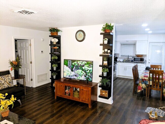 Building Photo - 2 Bed / 1 Bath Cozy Downtown Duplex Apartment