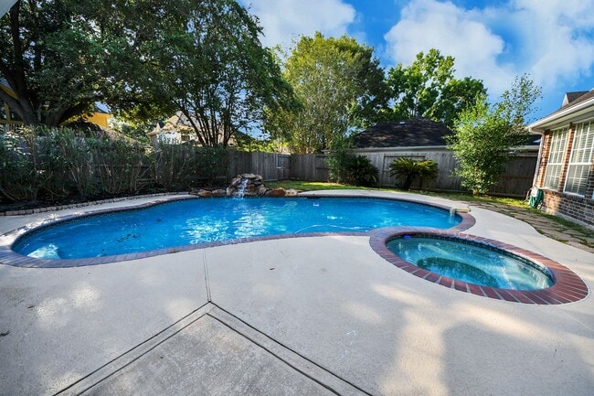 Building Photo - 1335 Crescent Pkwy Ct