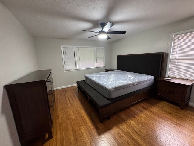 Building Photo - Charming 3BR Ground Floor Unit in South Euclid