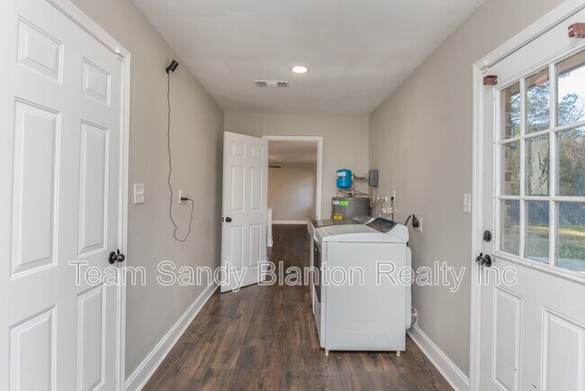 Building Photo - 8238 Li Fair Dr