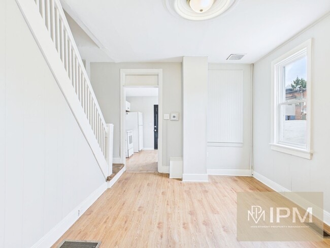 Building Photo - Available Now! Beautiful 3Bedroom, 1 Bath ...