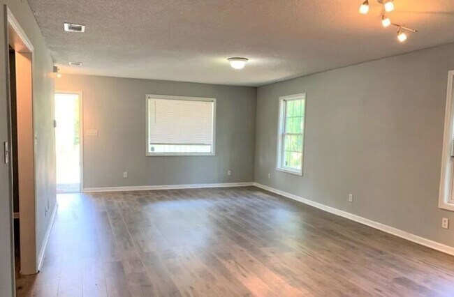 Building Photo - SCAD-Friendly 3BR Home Near Bus Route – Perfect for Roommates