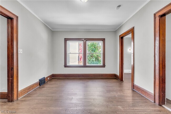 Building Photo - 1321 W 85th St