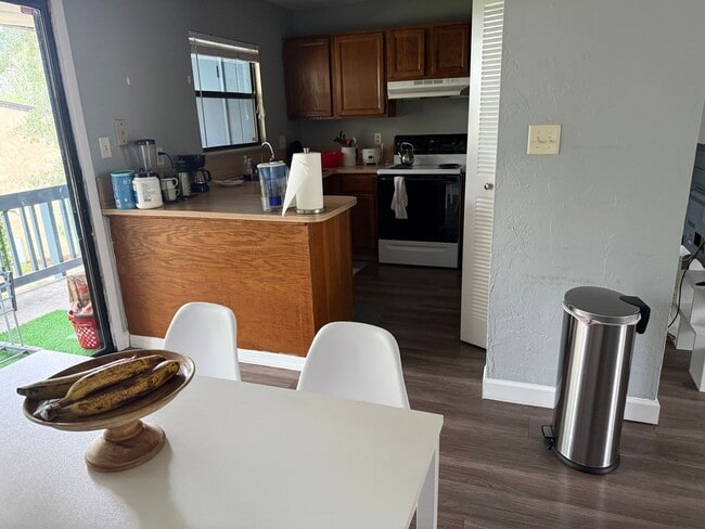 Building Photo - * MOVE IN SPECIAL * 1/2 OFF 2ND MONTH'S RENT!! Spacious 1,226 SF Unit - 2 bd / 2 ba near UF - Bra...