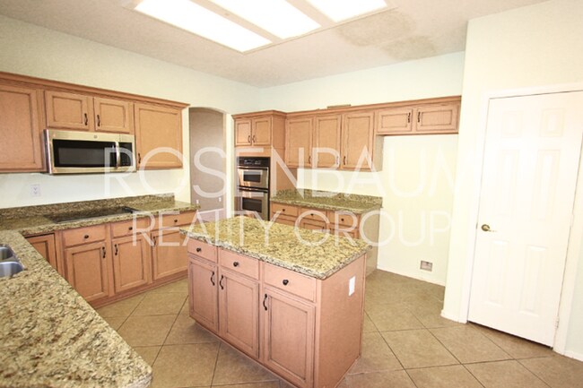 Building Photo - Gorgeous 5-bedrooms, 3-baths home in Super...