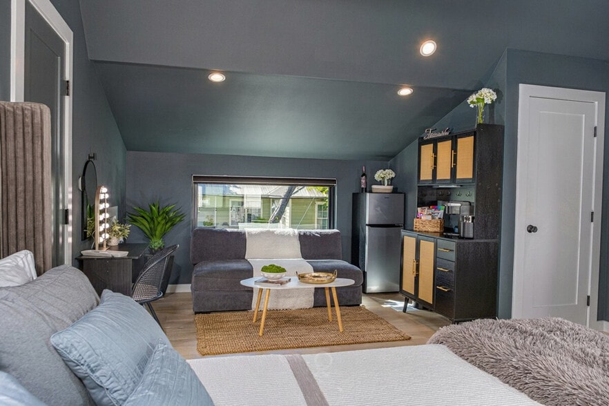 Building Photo - 1818 W 39th St