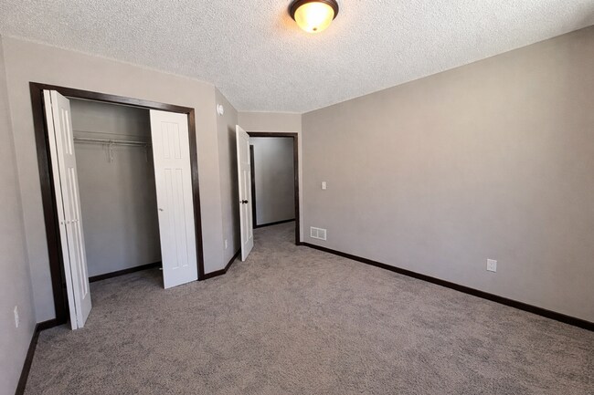 Building Photo - Beautiful 3bed 2bath Including a Master Suite