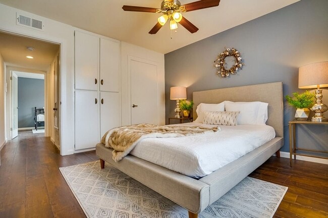 Building Photo - 3BD/2BA Apartment with Laundry In-Unit, Appliances, Tandem Parking & More | 1 MONTH FREE OAC