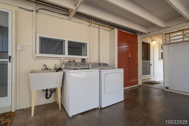 Building Photo - Move in Ready! 1 BD 1 BA home in Aiea ($300 off the first month’s rent if moved in before Decembe...