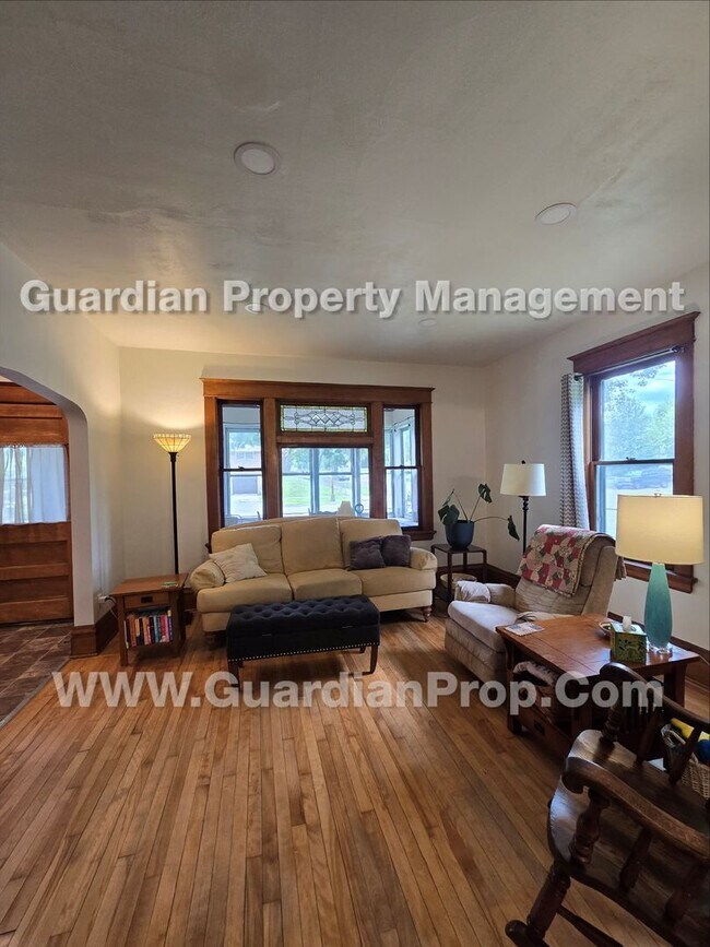 Building Photo - House Available Sep 1st, Move in special for Sep move-in! Updated Kitchen & Baths, Large Fenced Y...