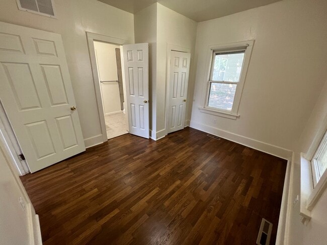 Building Photo - Remodeled Like New 2 Bedroom 1 Bath