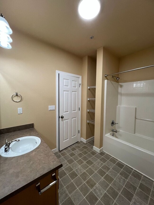 Building Photo - Beautiful Waterford Crossing 2 bedroom Con...