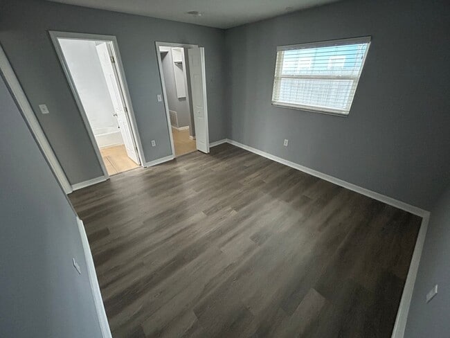 Building Photo - Amazing upstairs unit available, centrally located in Sarasota's best area.