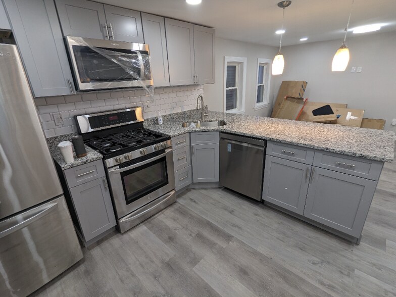 Building Photo - 14 Lathrop St