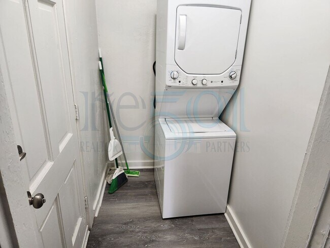 Building Photo - Wonderful Apartment in Hillcrest!