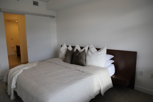 Building Photo - 15 MacArthur Pl