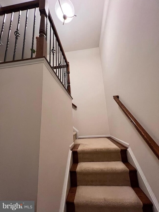 Building Photo - 42843 Edgegrove Heights Terrace