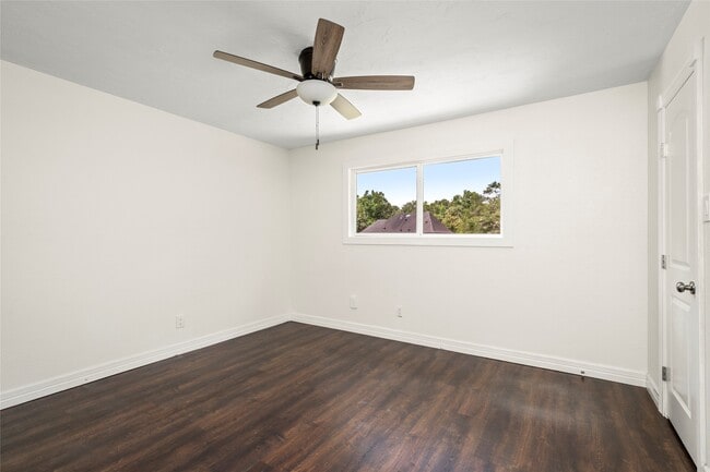 Building Photo - 560 Landfall Ln
